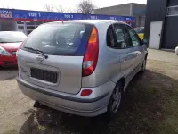 Gebraucht Nissan Almera Tino 114 PS (83 kW) 2003 Silber Van / Kleinbus