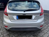 Gebraucht Ford Fiesta Ambiente 69 PS (50 kW) 2012 Silber Kleinwagen