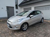Gebraucht Ford Fiesta Titanium 80 PS (58 kW) 2012 Silber Kleinwagen