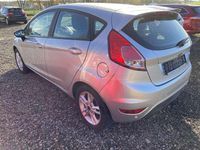 Gebraucht Ford Fiesta Celebration 80 PS (58 kW) 2016 Polar silber met. Kleinwagen