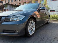Gebraucht BMW 318 141 PS (103 kW) 2007 Grau Limousine