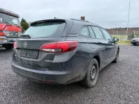 Usado Opel Astra 105 CV (77 kW) 2017 Negro Berlina