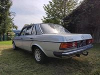Gebraucht Mercedes 240 72 PS (52 kW) 1982 Silber Limousine