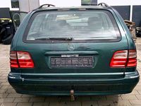 Usata Mercedes E220 Elegance 143 CV (105 kW) 2000 Verde Station wagon