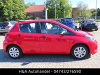 Gebraucht Toyota Yaris Basis 69 PS (50 kW) 2016 Rot Limousine