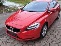 Gebraucht Volvo V40 Momentum 150 PS (110 kW) 2019 Rot Limousine