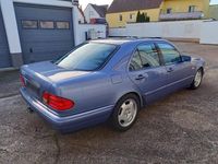 Gebraucht Mercedes E240 Avantgarde 1997 Blau Limousine