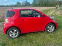 Gebraucht Toyota iQ 68 PS (50 kW) 2011 Rot Kleinwagen