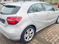 Gebraucht Mercedes A180 122 PS (89 kW) 2016 Silber Limousine