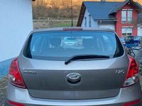 Gebraucht Hyundai i20 Classic 86 PS (63 kW) 2013 Braun Kleinwagen