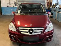 Używany Mercedes B200 136 KM (100 kW) 2011 Czerwony Minivan