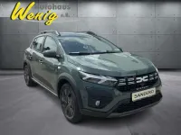 Neu Dacia Sandero Stepway 91 PS (66 kW) 2025 Safarigrüngrau Limousine