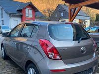 Gebraucht Hyundai i20 Classic 86 PS (63 kW) 2013 Braun Kleinwagen