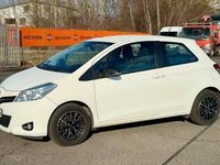 Gebraucht Toyota Yaris 69 PS (50 kW) 2012 Weiß Kleinwagen