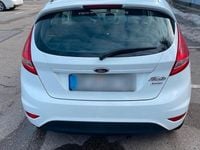 Gebraucht Ford Fiesta Ambiente 60 PS (44 kW) 2012 Weiß Kleinwagen
