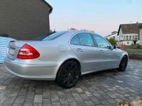 Gebraucht Mercedes E240 Avantgarde 177 PS (130 kW) 2003 Silber Limousine