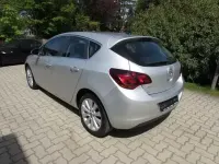 Używany Opel Astra Edition 101 KM (74 kW) 2011 Srebrny Sedan/Limuzyna