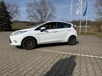 Gebraucht Ford Fiesta Titanium 97 PS (71 kW) 2012 Weiß Kleinwagen