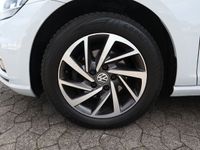 Gebraucht VW Golf VII Sound 86 PS (63 kW) 2017 White silver metallic Limousine