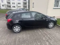 Używany Opel Astra Design Edition 101 KM (74 kW) 2011 Czarny Sedan/Limuzyna