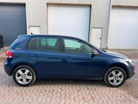 Gebraucht VW Golf VI Team 105 PS (77 kW) 2011 Blau Kleinwagen