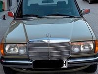 Gebraucht Mercedes E230 136 PS (100 kW) 1981 Grün Limousine