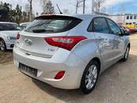 Gebraucht Hyundai i30 Intro Edition 99 PS (72 kW) 2012 Silber Limousine