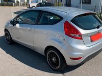 Gebraucht Ford Fiesta 81 PS (59 kW) 2012 Silber Kleinwagen