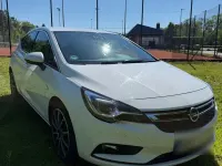 Używany Opel Astra Dynamic 150 KM (110 kW) 2017 Biały Sedan/Limuzyna