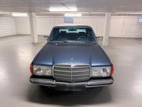 Second-hand Mercedes E250 140 CP (102 kW) 1981 Albastru Berlinǎ