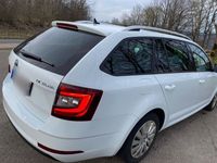 gebraucht Skoda Octavia Kombi 1.6 TDI DSG Clever Navi AppCon Kam SH AHK LED