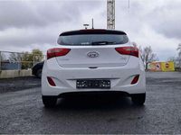 Gebraucht Hyundai i30 Trend 101 PS (74 kW) 2016 Polar white / sol Kleinwagen