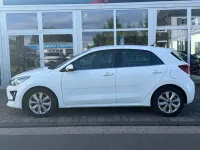 Gebraucht Kia Rio 101 PS (74 kW) 2021 Weiß Limousine
