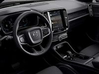 Neu Volvo XC40 Plus 163 PS (119 kW) 2025 Schwarz SUV