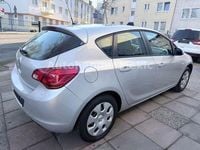 Używany Opel Astra Design Edition 87 KM (63 kW) 2012 Srebrny Sedan/Limuzyna