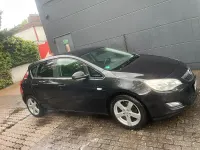 Używany Opel Astra 110 KM (80 kW) 2012 Czarny Hatchback