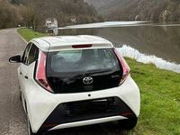 Gebraucht Toyota Aygo 69 PS (50 kW) 2016 Weiß Kleinwagen