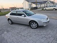 Gebraucht Ford Mondeo Trend 145 PS (106 kW) 2005 Kristallsilber metallic Kleinwagen