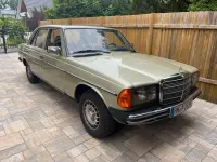 Gebraucht Mercedes E230 135 PS (99 kW) 1982 Grün Limousine