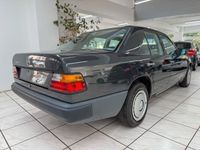 Gebraucht Mercedes E230 136 PS (100 kW) 1988 Schwarz Limousine
