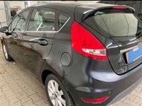 Gebraucht Ford Fiesta Ghia 101 PS (74 kW) 2009 Pantherschwarz metallic Kleinwagen