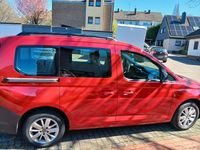 Second-hand VW Caddy 122 CP (89 kW) 2023 Roșu Monovolum