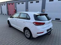 Gebraucht Hyundai i30 Select 116 PS (85 kW) 2021 Polar white / sol Kleinwagen