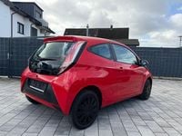 Gebraucht Toyota Aygo 69 PS (50 kW) 2017 Rot Kleinwagen