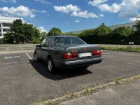 Brugt Mercedes E230 132 HK (97 kW) 1989 Grå Sedan