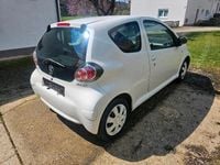 Gebraucht Toyota Aygo 68 PS (50 kW) 2012 Weiß Kleinwagen