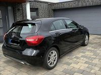 Gebraucht Mercedes A180 Urban 122 PS (89 kW) 2015 Schwarz Limousine