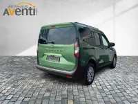 Neu Ford Tourneo Courier Titanium 125 PS (91 kW) 2026 Grün Van / Kleinbus