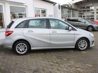 Gebraucht Mercedes B200 Urban 156 PS (114 kW) 2015 Polarsilber metallic (metallic) Van / Kleinbus