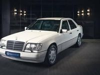 Używany Mercedes E420 279 KM (205 kW) 1995 Biały Sedan/Limuzyna